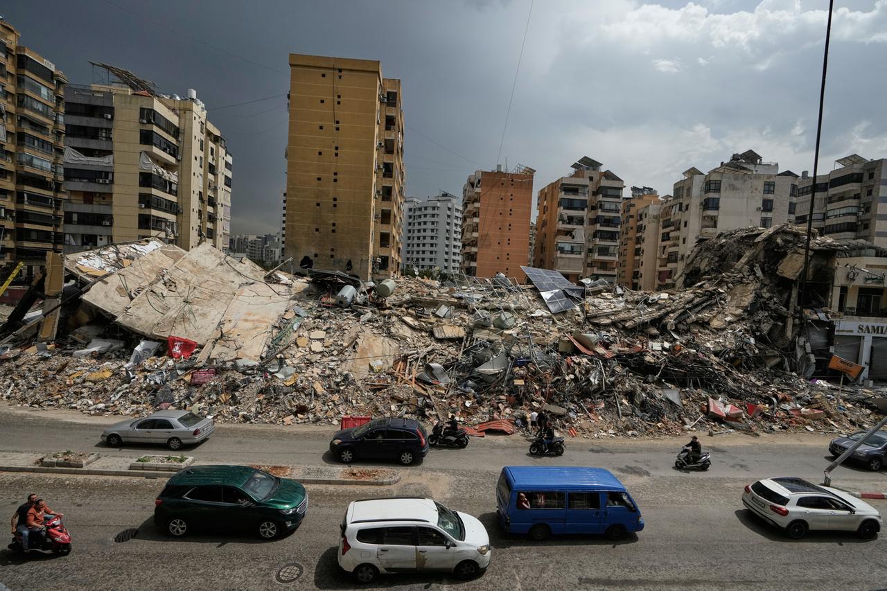Beirut: Anwohner fahren an den Trümmern zerstörter Gebäude in einem südlichen Vorort von Beirut, Libanon, vorbei (Archivbild vom 17.4.2026).