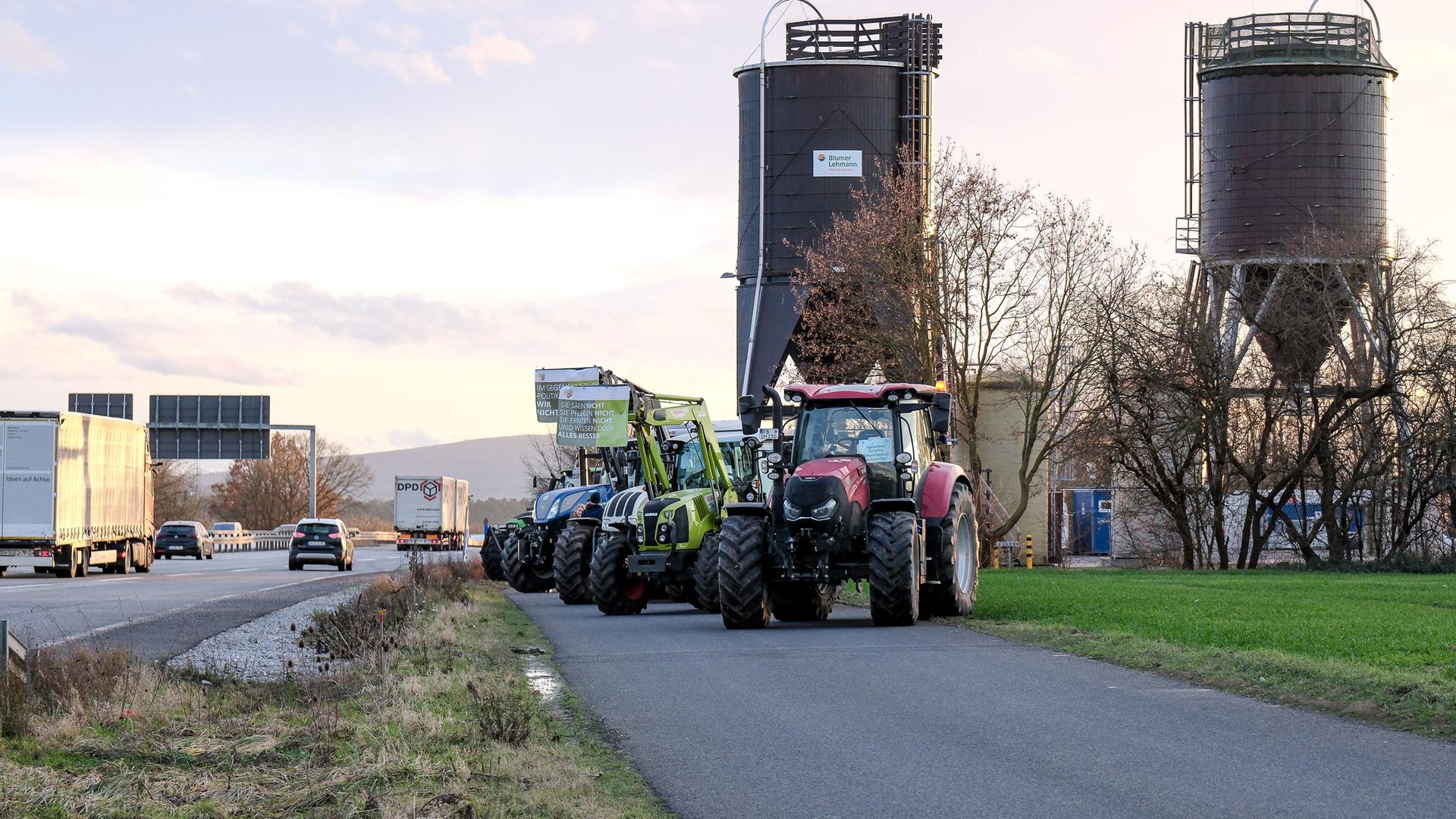 Bauernprotest, Landwirte demonstrieren mit ihren Traktoren an der A5 Richtung Frankfurt, 05.01.2024. Foto: Eibner-Pressefoto/Florian Wiegand