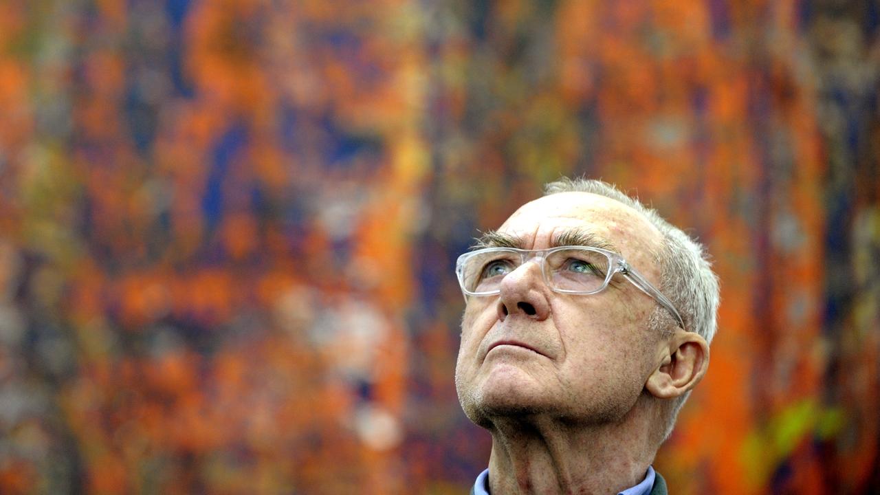 Gerhard Richter vor seinem Werk "Abstraktes Bild (702)". 