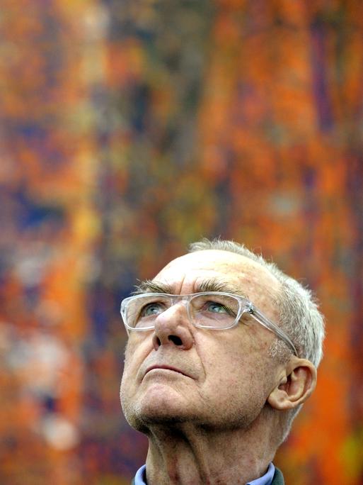 Gerhard Richter vor seinem Werk "Abstraktes Bild (702)". 