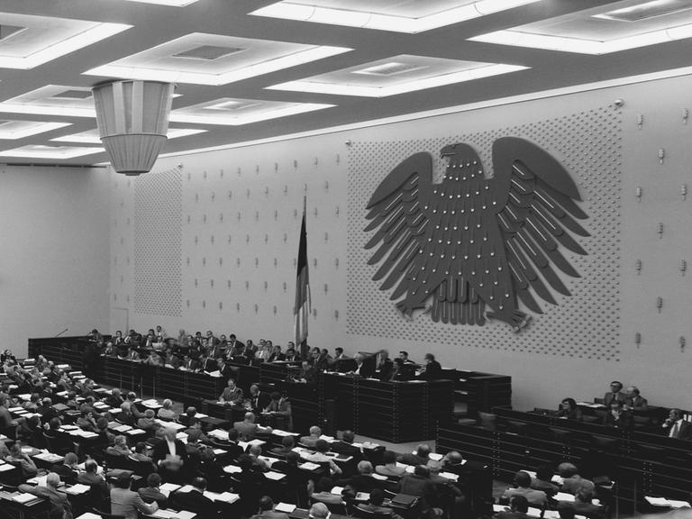 Blick in den Plenarsaal des Deutschen Bundestages in Bonn während der Debatte vom 21. Juni 1977. Es spricht der CSU-Politiker Franz Josef Strauß.