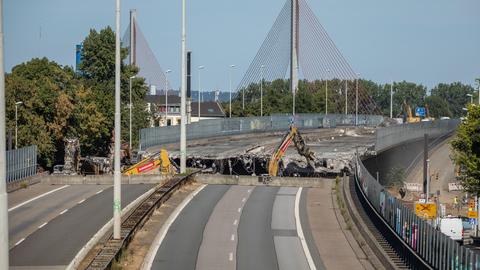Der teilweise durch einen Bagger aufgerissene Straßenbelag der Bonner Nordbrücke über den Rhein