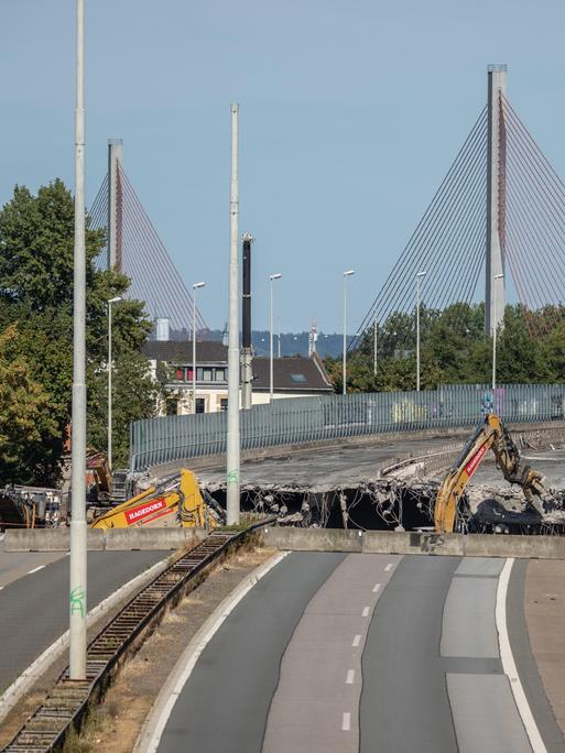 Der teilweise durch einen Bagger aufgerissene Straßenbelag der Bonner Nordbrücke über den Rhein Der teilweise durch einen Bagger aufgerissene Straßenbelag der Bonner Nordbrücke über den Rhein