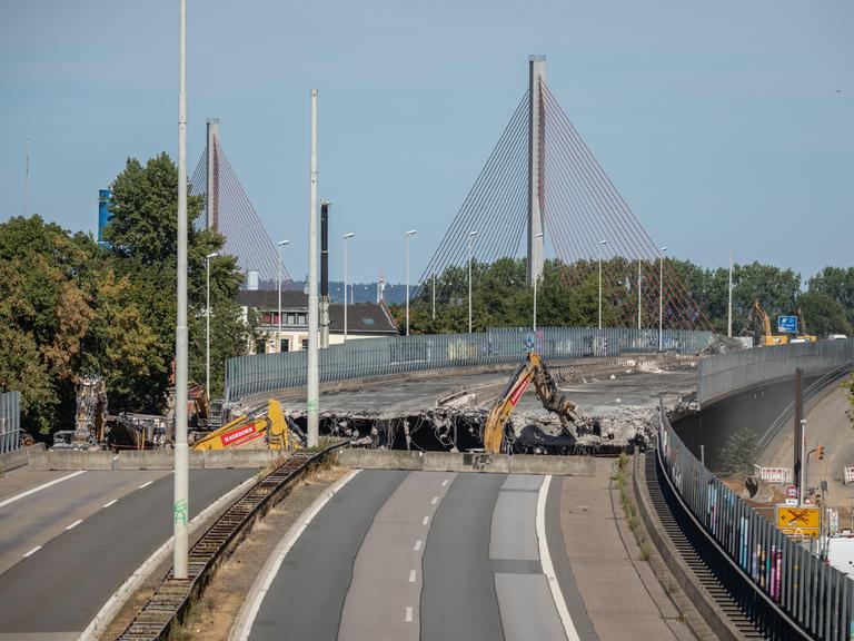 Der teilweise durch einen Bagger aufgerissene Straßenbelag der Bonner Nordbrücke über den Rhein Der teilweise durch einen Bagger aufgerissene Straßenbelag der Bonner Nordbrücke über den Rhein