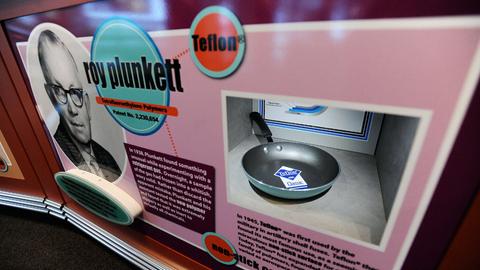 Eine pinke Installation zeigt ein Foto von Roy Plunkett und daneben eine Bratpfanne.