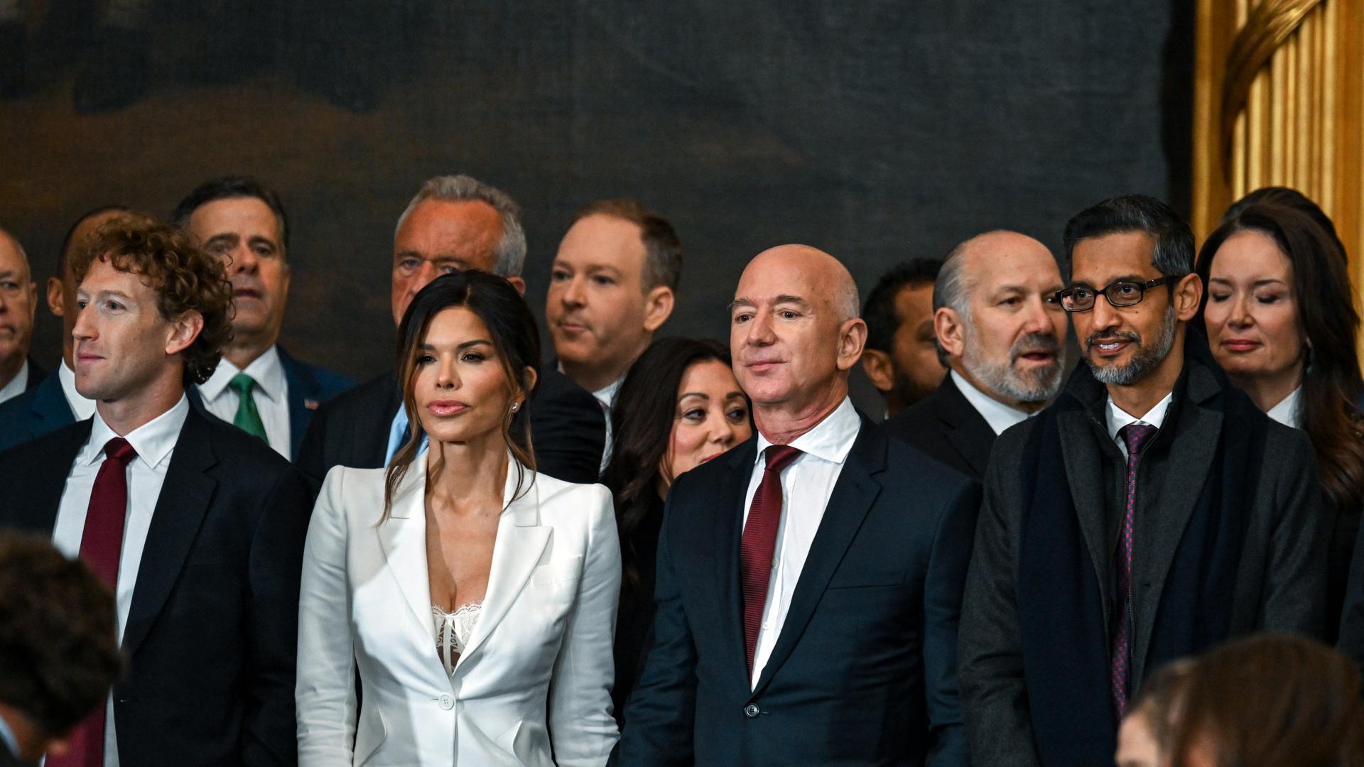 Meta CEO Mark Zuckerberg, Lauren Sanchez, Jeff Bezos und der Google CEO Sundar Pichai stehen bei der Amtseinführung von Donald Trump 2025 im Capitol in Washington.