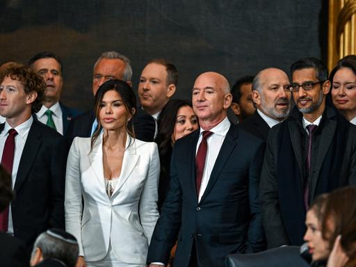 Meta CEO Mark Zuckerberg, Lauren Sanchez, Jeff Bezos und der Google CEO Sundar Pichai stehen bei der Amtseinführung von Donald Trump 2025 im Capitol in Washington.