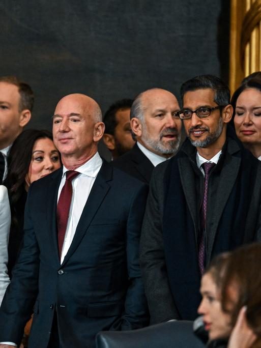 Meta CEO Mark Zuckerberg, Lauren Sanchez, Jeff Bezos und der Google CEO Sundar Pichai stehen bei der Amtseinführung von Donald Trump 2025 im Capitol in Washington.