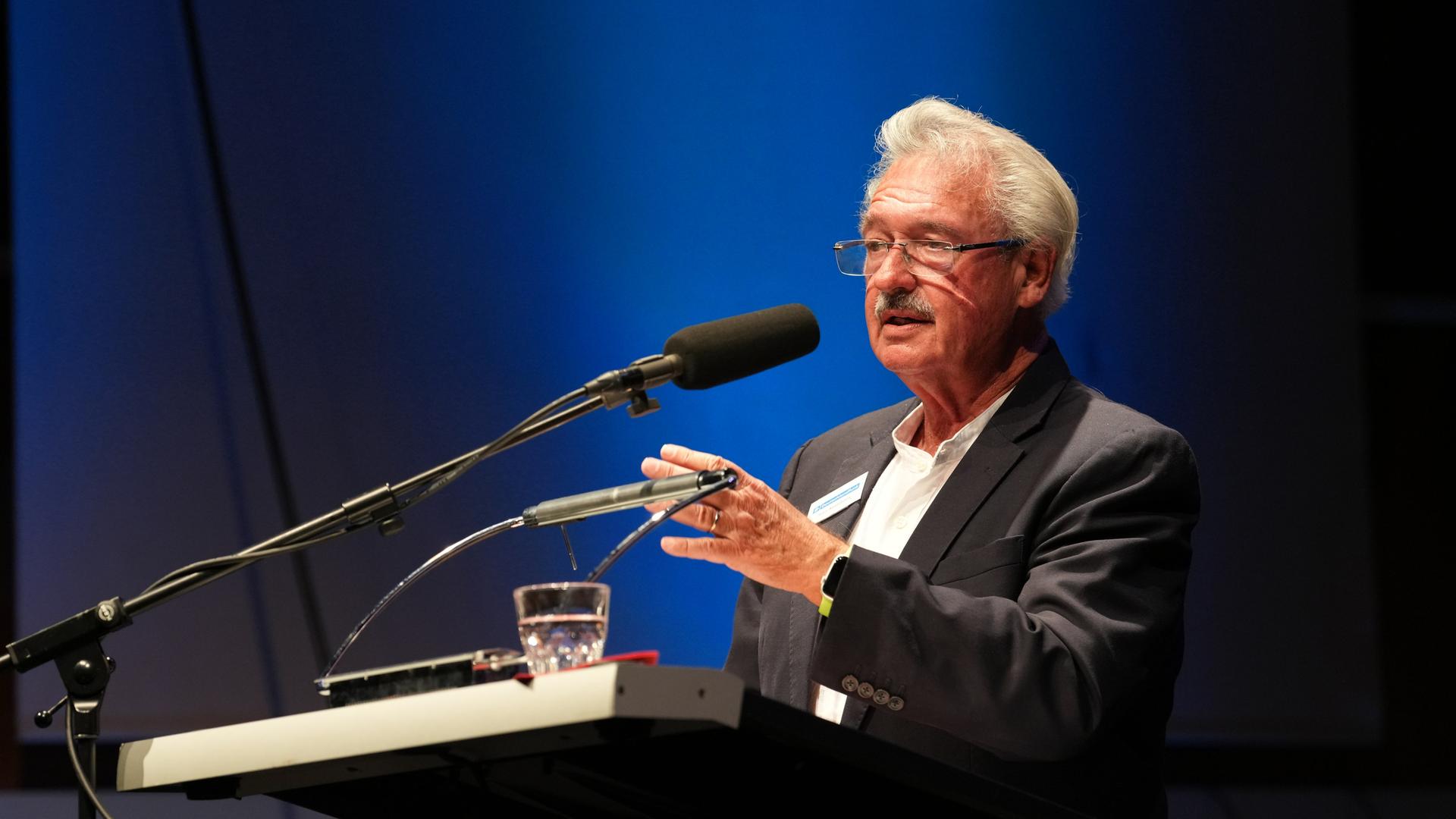 Jean Asselborn spricht auf dem Podium der 1. Europakonferenz des Deutschlandfunks.