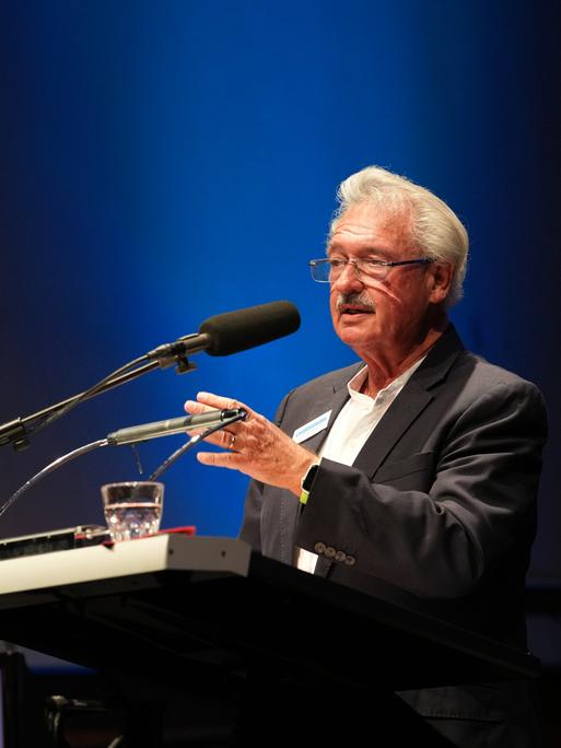 Jean Asselborn spricht auf dem Podium der 1. Europakonferenz des Deutschlandfunks.
