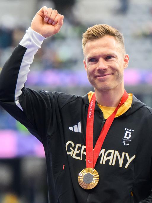 Paralympics, Paris 2024: Markus Rehm aus Deutschland freut sich über seine Goldmedaille.