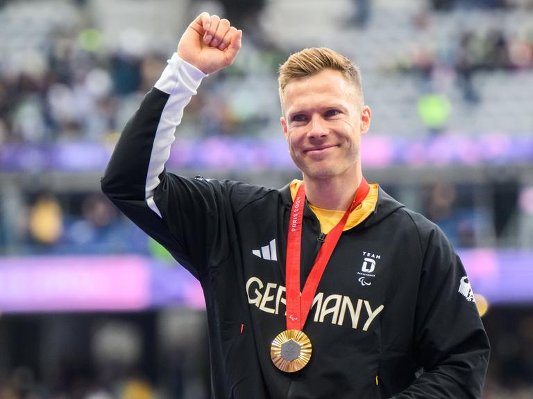 Paralympics, Paris 2024: Markus Rehm aus Deutschland freut sich über seine Goldmedaille.