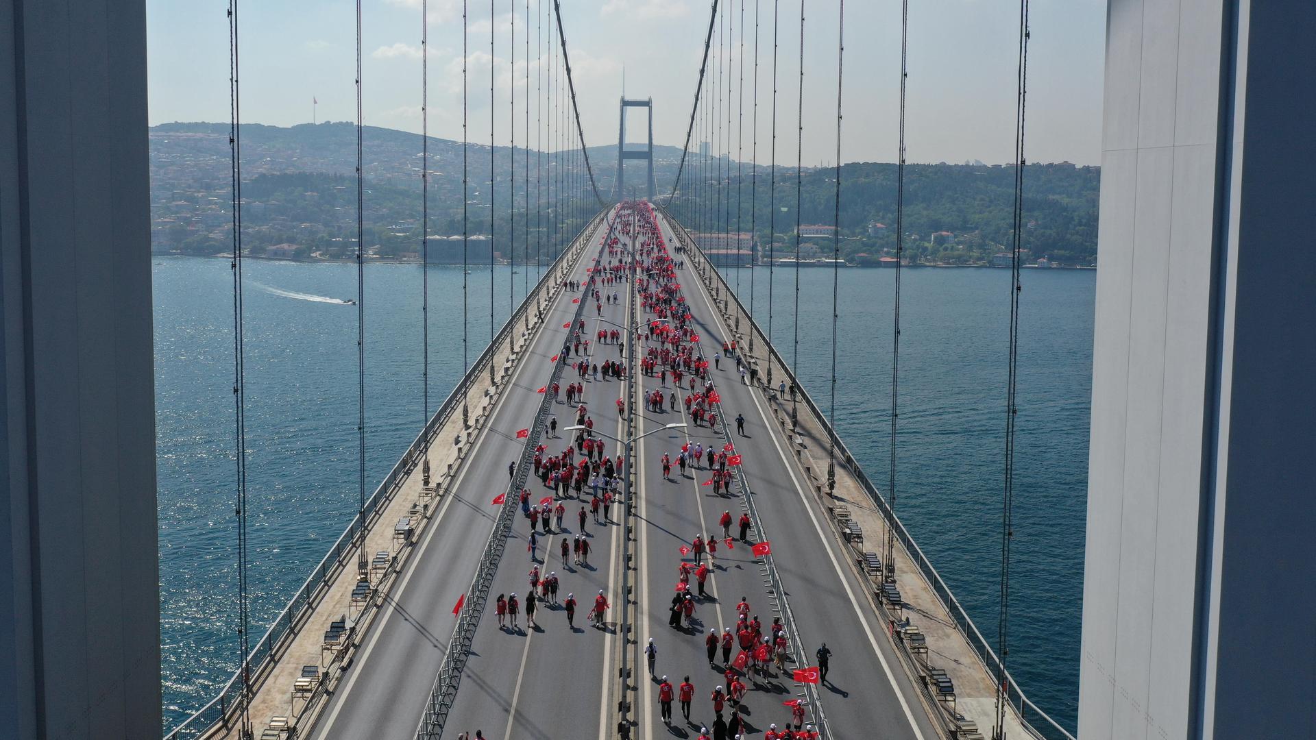 Blick auf die "Brücke der Märtyrer des 15. Juli", auf die viele Menschen laufen. Blick auf die "Brücke der Märtyrer des 15. Juli", auf die viele Menschen laufen.