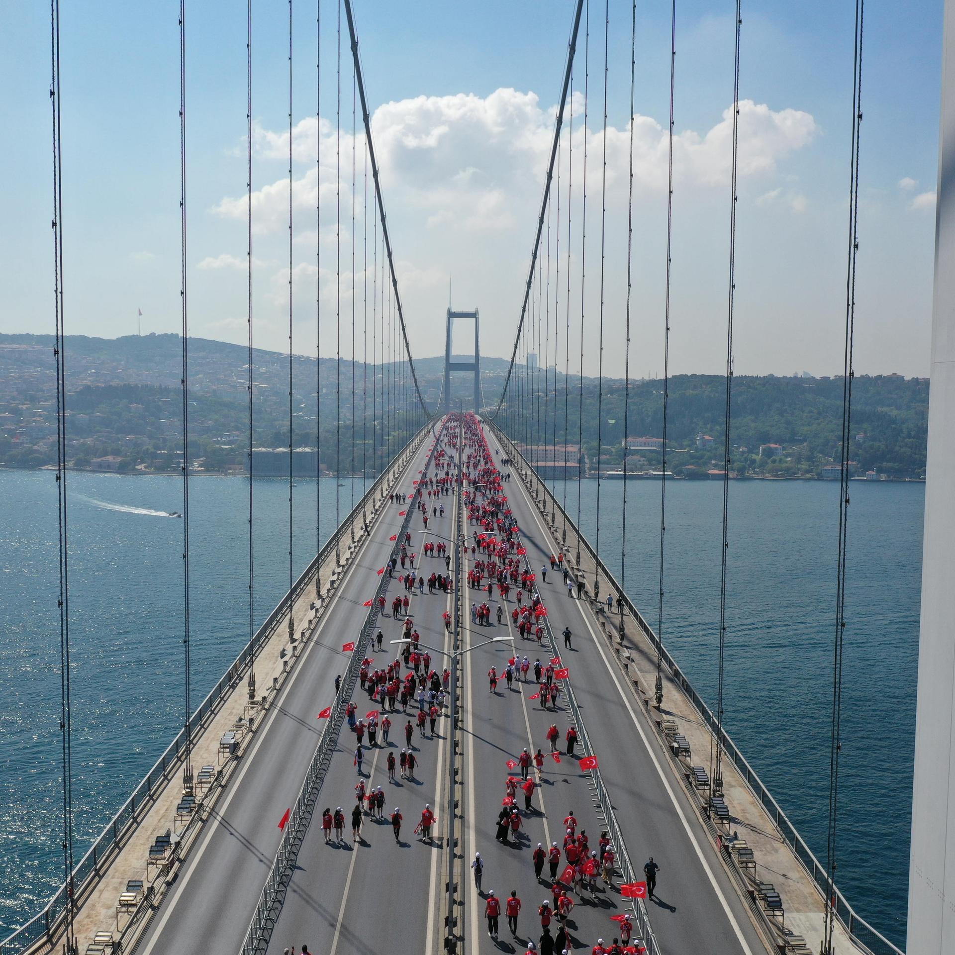 Blick auf die "Brücke der Märtyrer des 15. Juli", auf der viele Menschen entlanggehen.