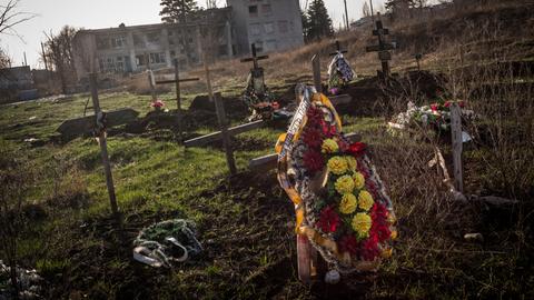 Ein Friedhof mit frischen Gräbern in Siversk in der Region von Donetsk. 