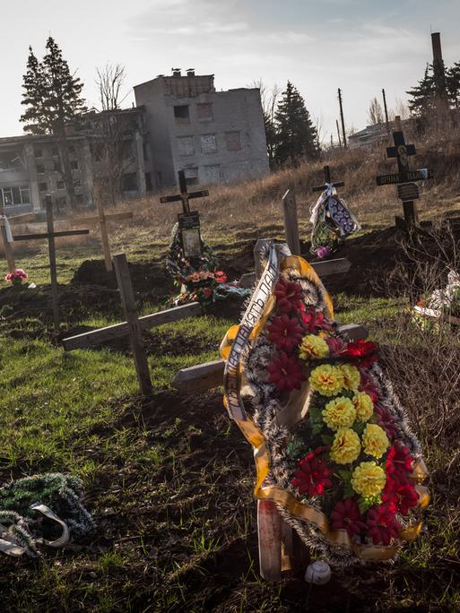 Ein Friedhof mit frischen Gräbern in Siversk in der Region von Donetsk. 