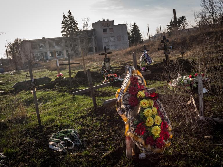 Ein Friedhof mit frischen Gräbern in Siversk in der Region von Donetsk. 