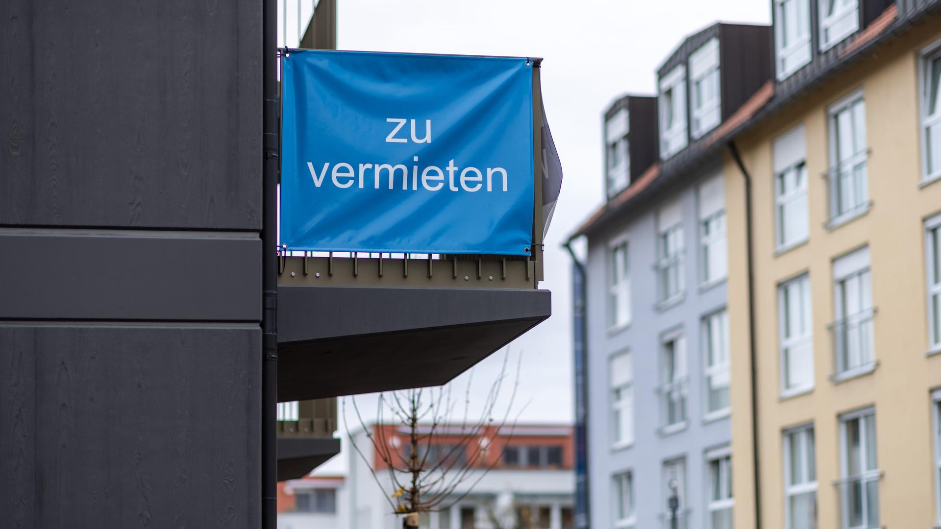 "Zu vermieten" steht auf einer Plane, die an einem Balkon-Geländer einer Neubau-Wohnung angebracht ist. "Zu vermieten" steht auf einer Plane, die an einem Balkon-Geländer einer Neubau-Wohnung angebracht ist.