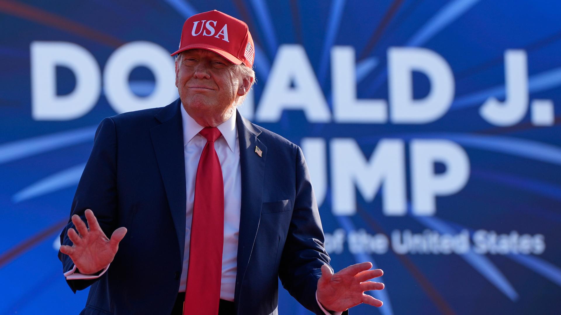 US-Präsident Donald Trump feiert vor Anhängern in Des Moines, Iowa.