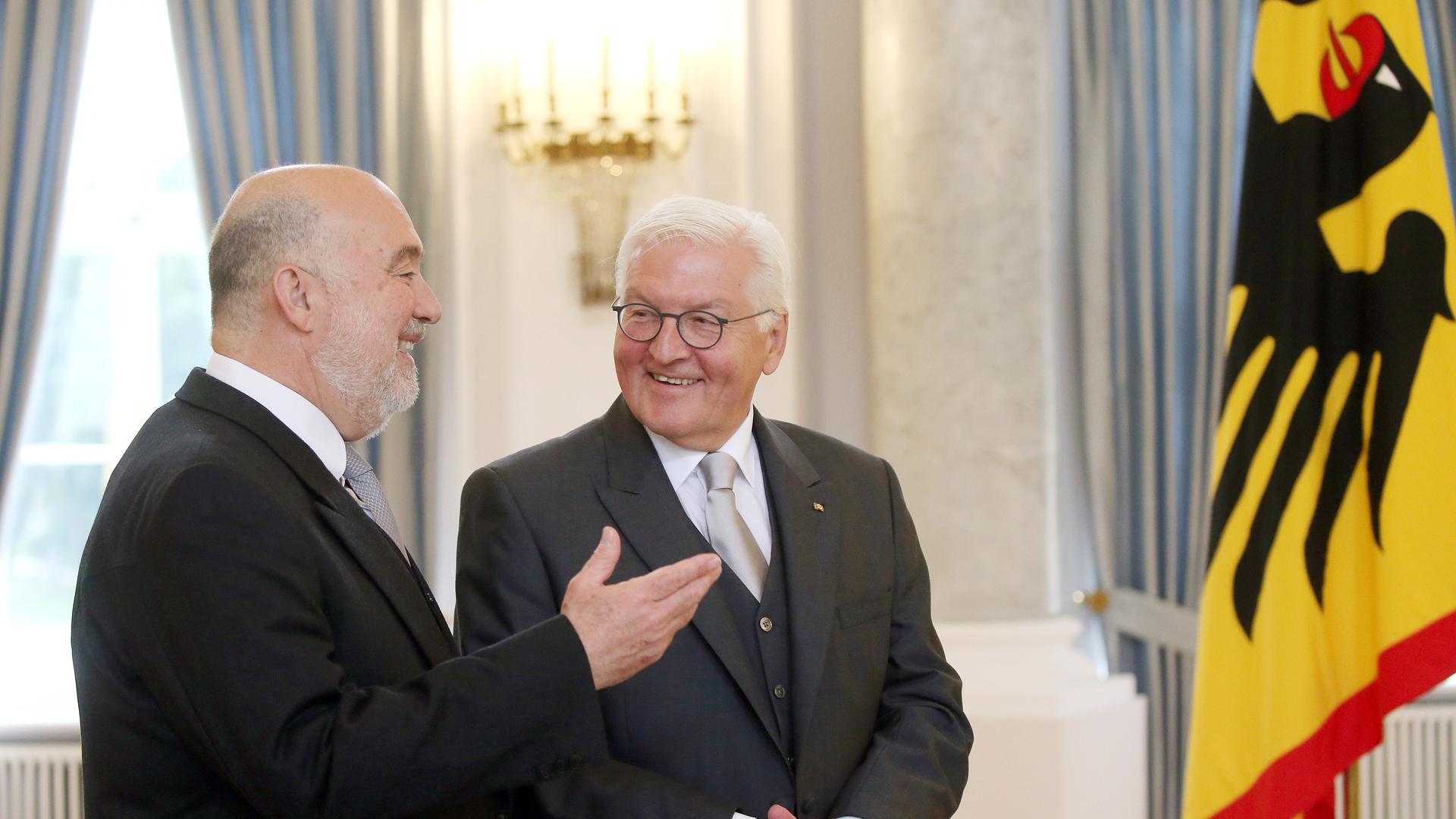 Bundespräsident Frank-Walter Steinmeier (r) empfängt im Schloss Bellevue den neuen israelischen Botschafter in Deutschland, Ron Prosor, zur Entgegennahme des Akkreditierungsschreibens.