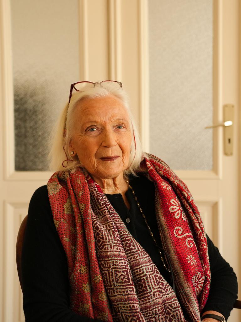 Die Autorin Gabriele von Arnim ist weißhaarig und trägt einen roten Schal. 













