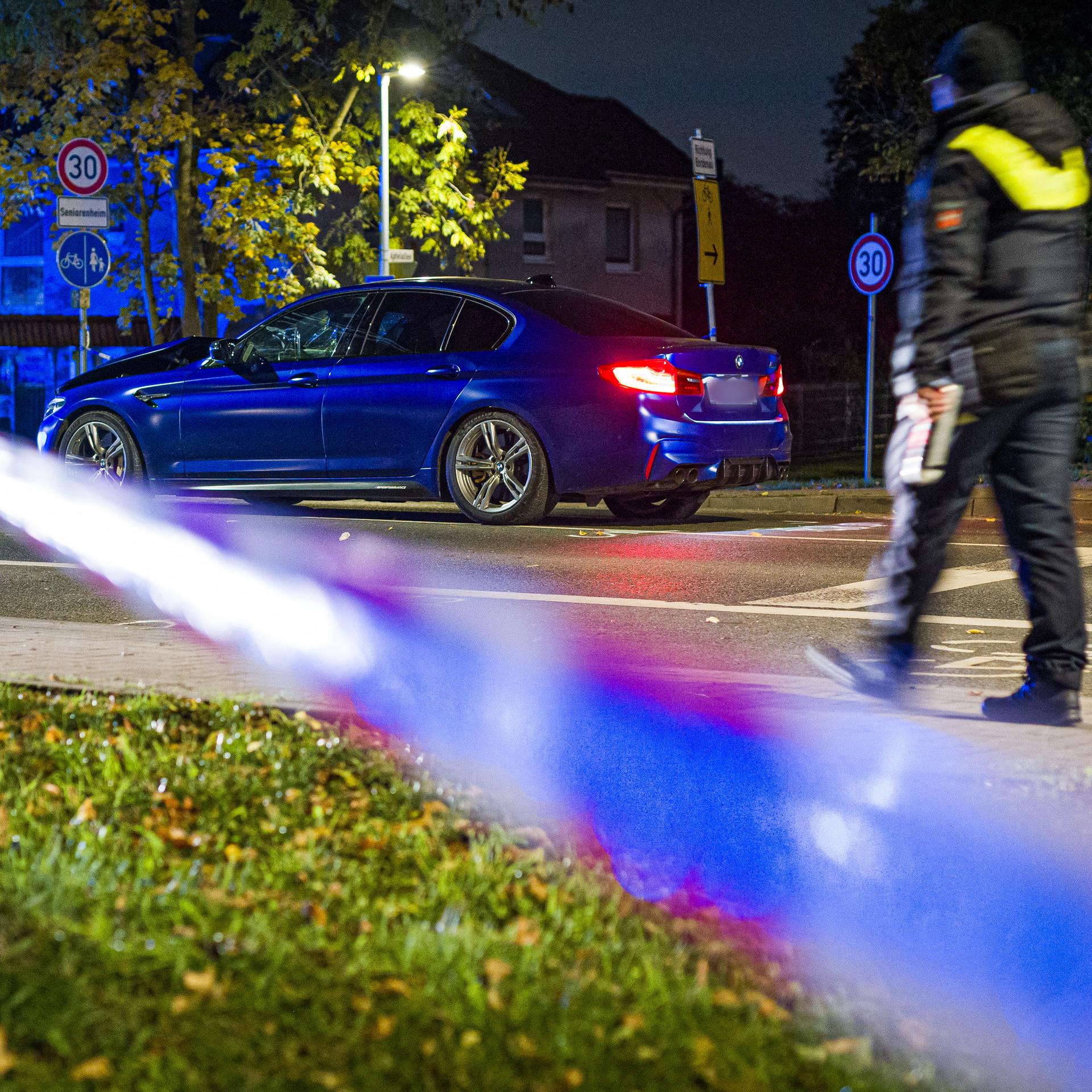 Neustadt am Rübenberge: Ein BMW steht in der Nacht an einer Einsatzstelle in der Region Hannover.