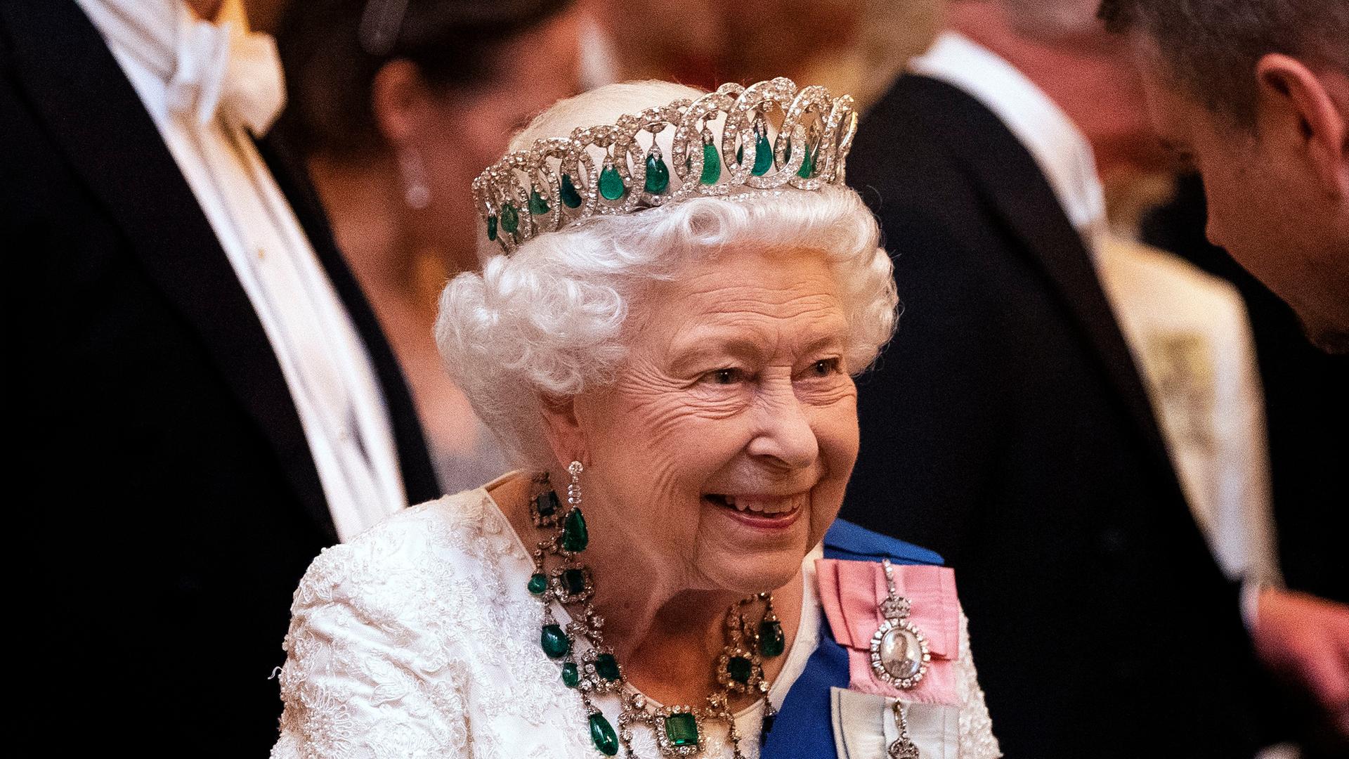 Königin Elisabeth II. auf einem Empfang für Mitglieder des Diplomatischen Corps im Buckingham Palace in London. Königin Elisabeth II. auf einem Empfang für Mitglieder des Diplomatischen Corps im Buckingham Palace in London.