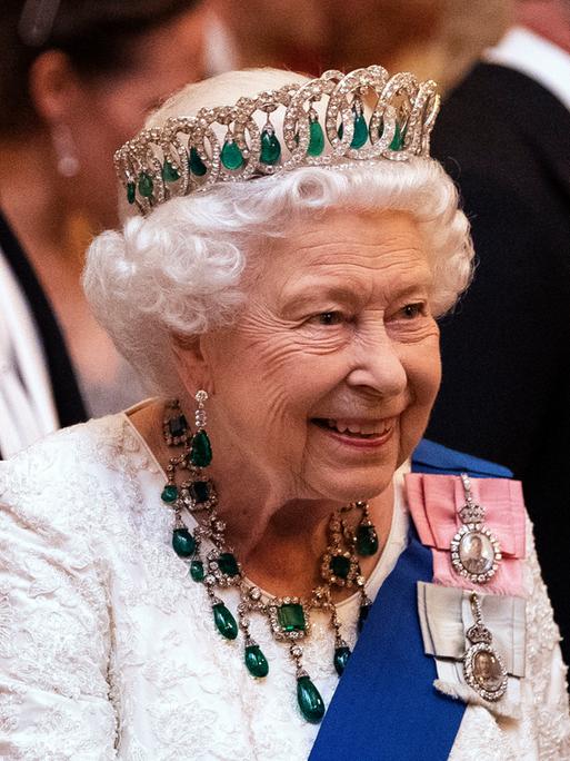 Königin Elisabeth II. auf einem Empfang für Mitglieder des Diplomatischen Corps im Buckingham Palace in London.