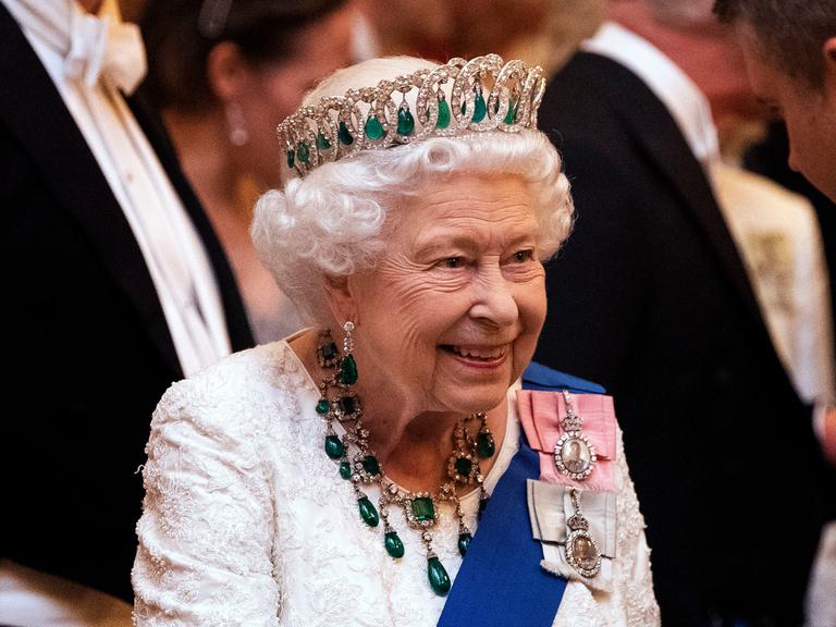 Königin Elisabeth II. auf einem Empfang für Mitglieder des Diplomatischen Corps im Buckingham Palace in London.
