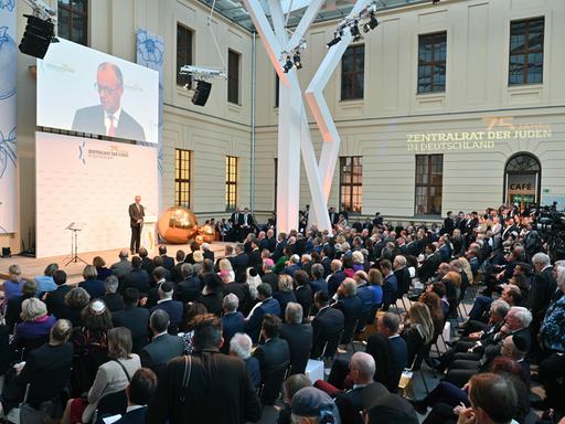 Bundeskanzler Merz auf der Bühne bei den Feierlichkeiten zum 75. Jubiläum des Zentralrats der Juden Bundeskanzler Merz auf der Bühne bei den Feierlichkeiten zum 75. Jubiläum des Zentralrats der Juden