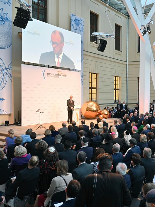 Bundeskanzler Merz auf der Bühne bei den Feierlichkeiten zum 75. Jubiläum des Zentralrats der Juden Bundeskanzler Merz auf der Bühne bei den Feierlichkeiten zum 75. Jubiläum des Zentralrats der Juden