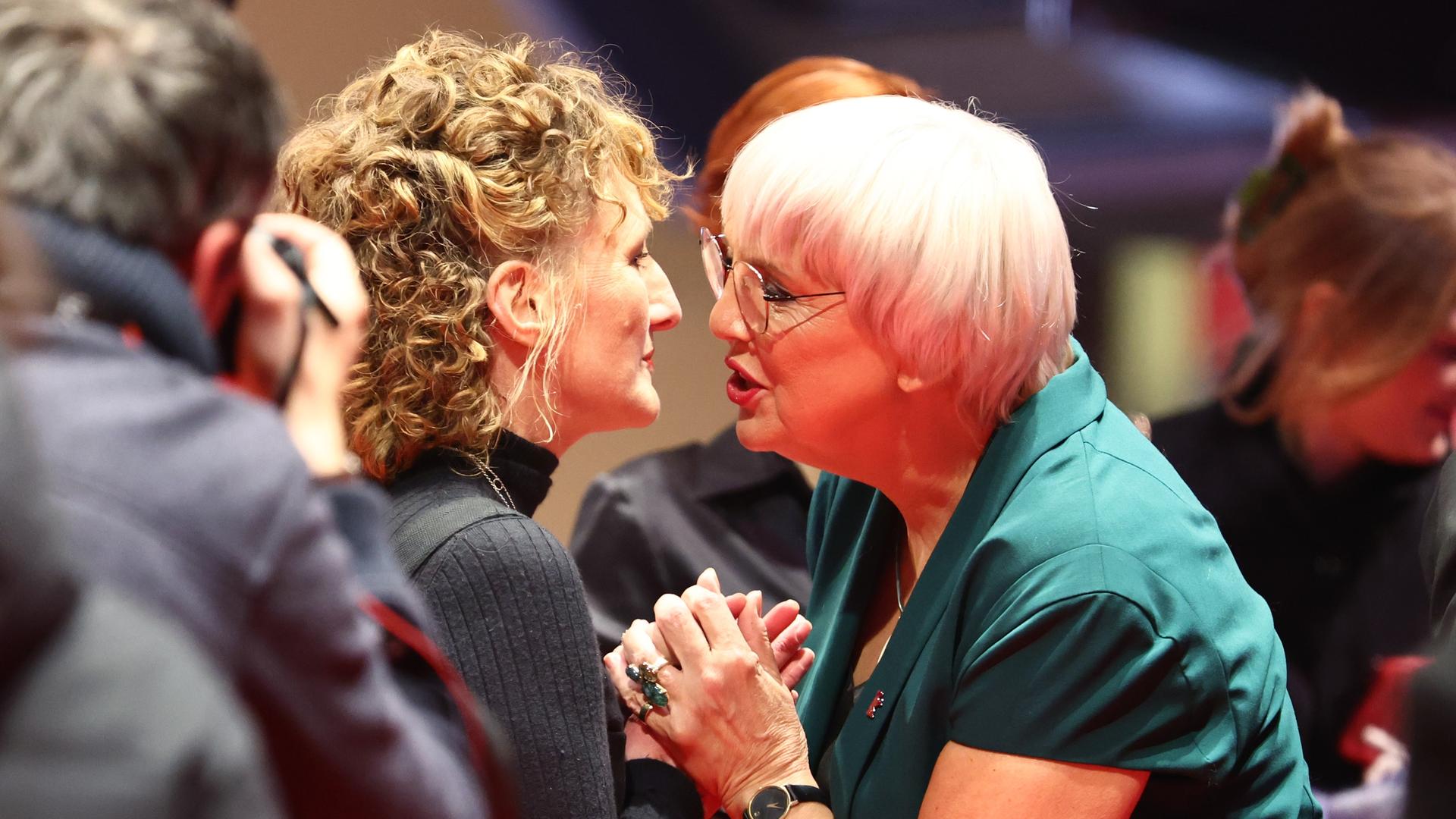 Tricia Tuttle (l), Intendantin der Berlinale, und Claudia Roth (Bündnis 90/Die Grünen), Staatsministerin für Kultur und Medien, stehen am Eröffnungsabend der Berlinale auf dem Roten Teppich.