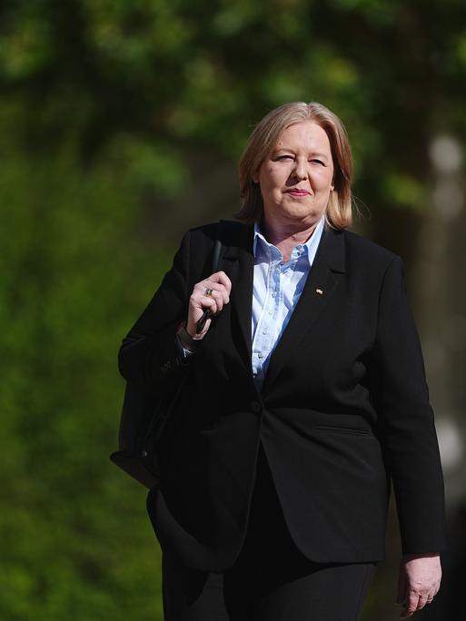 Bärbel Bas (SPD), Bundesministerin für Arbeit und Soziales, kommt zur Klausurtagung der Bundesregierung im Schloss Neuhardenberg. Das Bundeskabinett tagt hier für zwei Tage. Bärbel Bas (SPD), Bundesministerin für Arbeit und Soziales, kommt zur Klausurtagung der Bundesregierung im Schloss Neuhardenberg. Das Bundeskabinett tagt hier für zwei Tage.