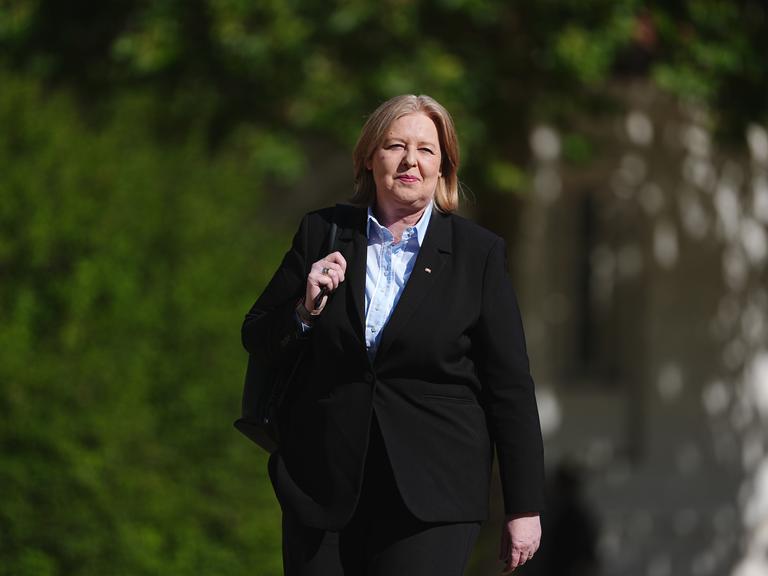 Bärbel Bas (SPD), Bundesministerin für Arbeit und Soziales, kommt zur Klausurtagung der Bundesregierung im Schloss Neuhardenberg. Das Bundeskabinett tagt hier für zwei Tage. Bärbel Bas (SPD), Bundesministerin für Arbeit und Soziales, kommt zur Klausurtagung der Bundesregierung im Schloss Neuhardenberg. Das Bundeskabinett tagt hier für zwei Tage.