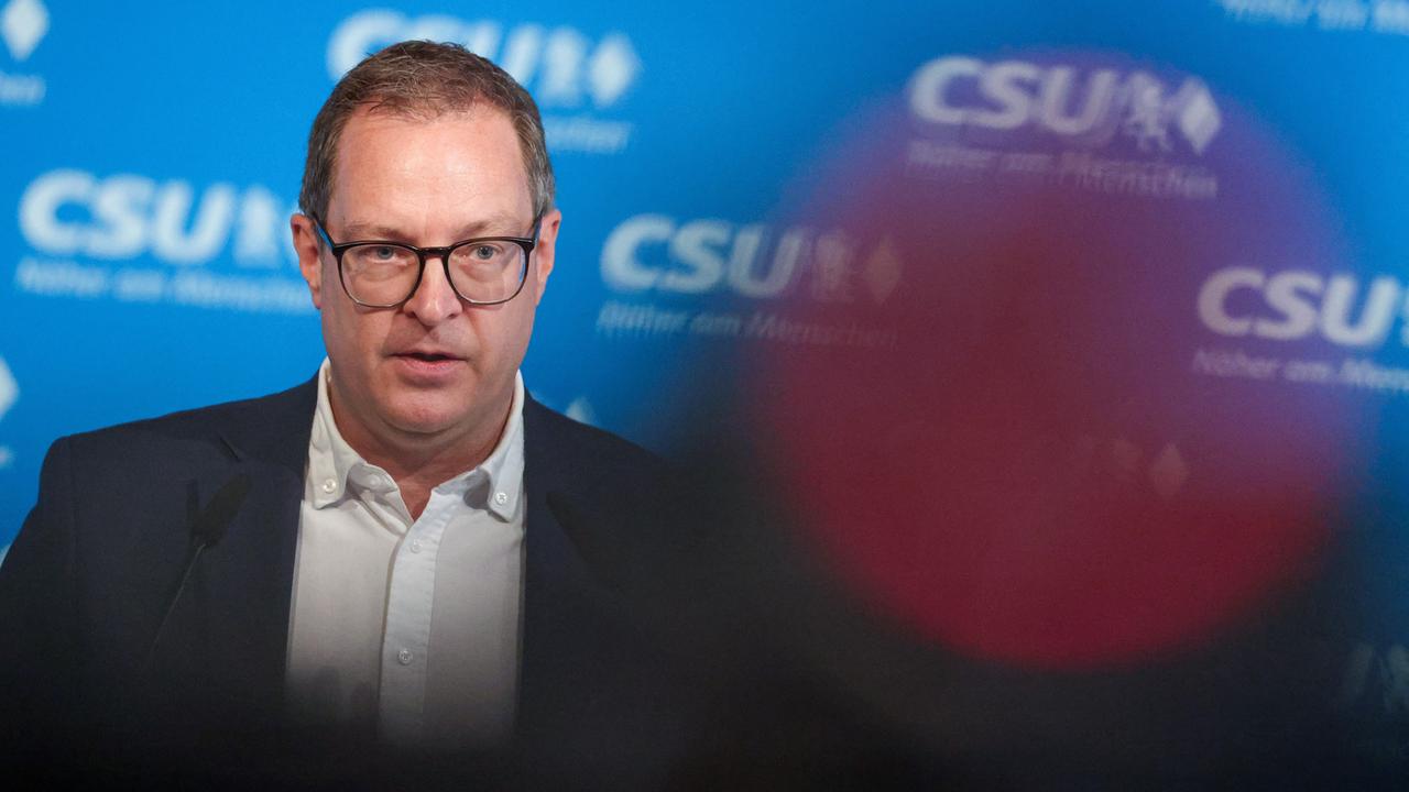 Martin Huber (Generalsekretär der CSU) spricht auf einer Pressekonferenz. Martin Huber (Generalsekretär der CSU) spricht auf einer Pressekonferenz.