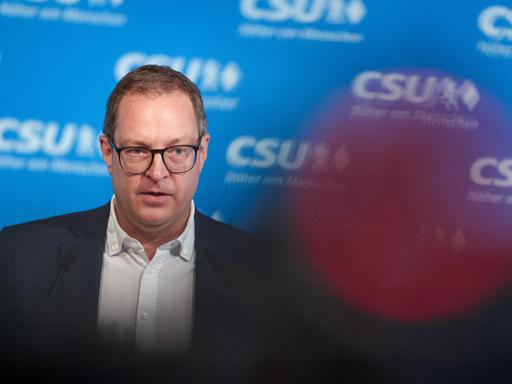 Martin Huber (Generalsekretär der CSU) spricht auf einer Pressekonferenz.