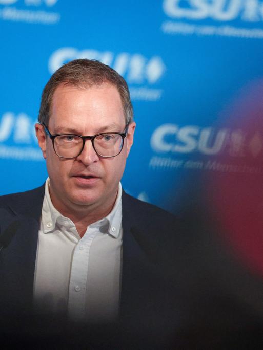 Martin Huber (Generalsekretär der CSU) spricht auf einer Pressekonferenz.