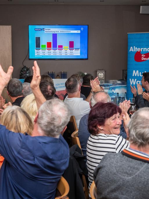 Baden-Württemberg, Göppingen: AfD-Parteimitglieder des AfD Kreisverbands Göppingen verfolgen bei ihrer Wahlparty die ersten Wahlergebnisse der Europawahl. 