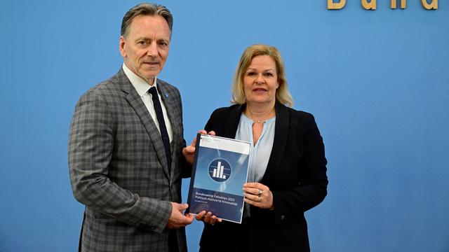 Bundesinnenministerin Faeser und der Präsident des BKA, Münch, stehen vor einem blauen Hintergrund nebeneinander und präsentieren eine Studie.