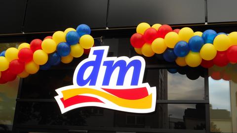 Das Symbol des Drogeriemarktes dm, links und rechts hängen Luftballons.