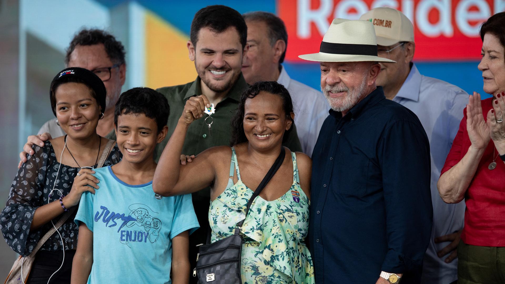 Der brasilianische Präsident Lula da Silva bei der Übergabe von Wohneinheiten im Bundesstaat Amazonas für indigene Familien. 