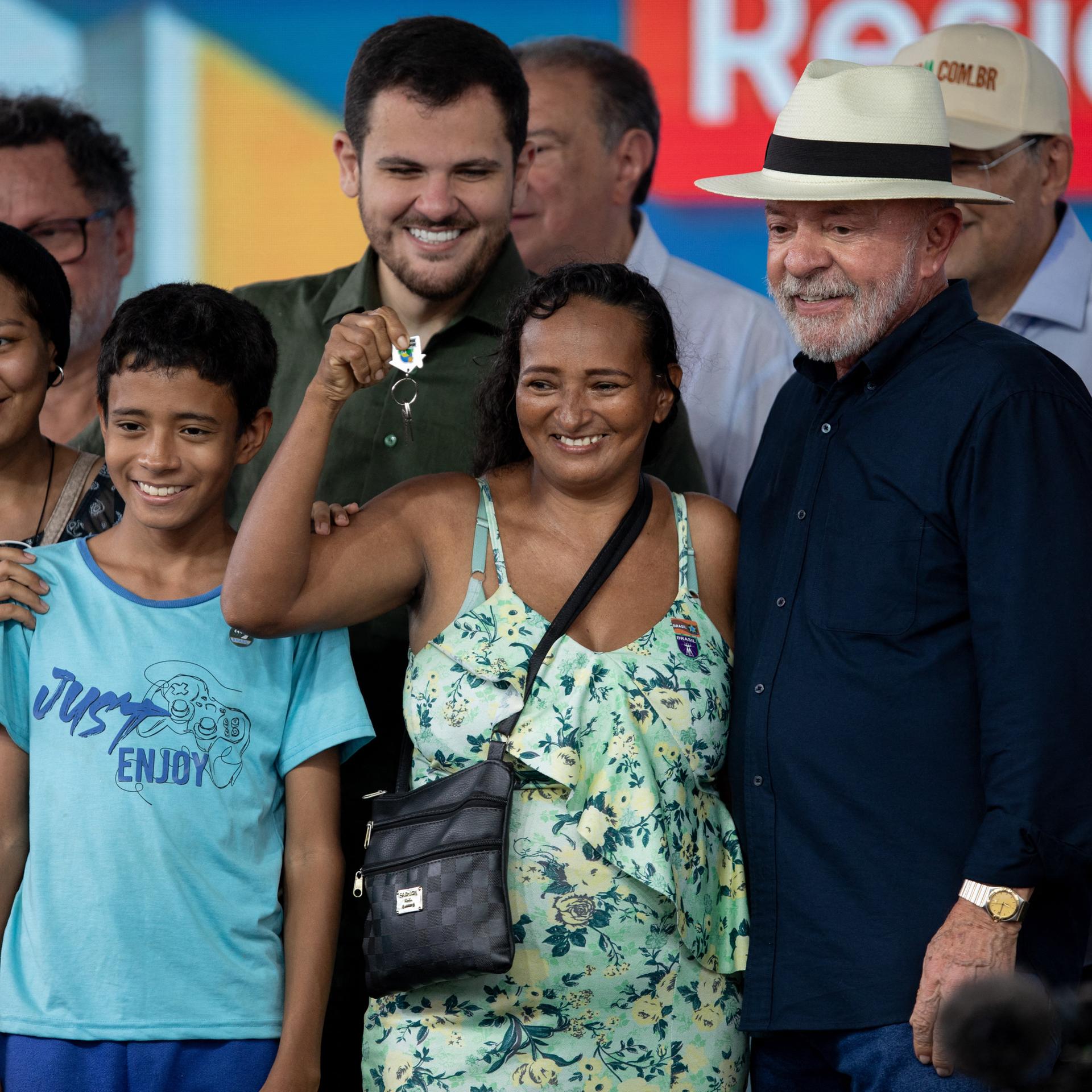 Der brasilianische Präsident Lula da Silva bei der Übergabe von Wohneinheiten im Bundesstaat Amazonas für indigene Familien. 