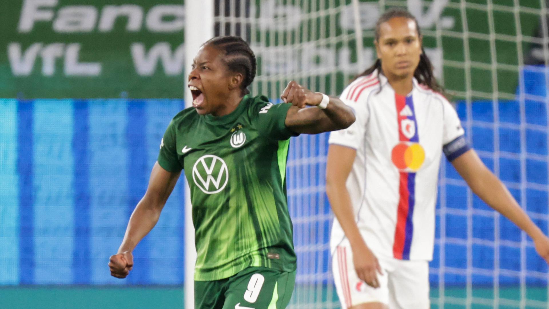 Fußballspielerin Lineth Beerensteyn jubelt nach einem Tor.