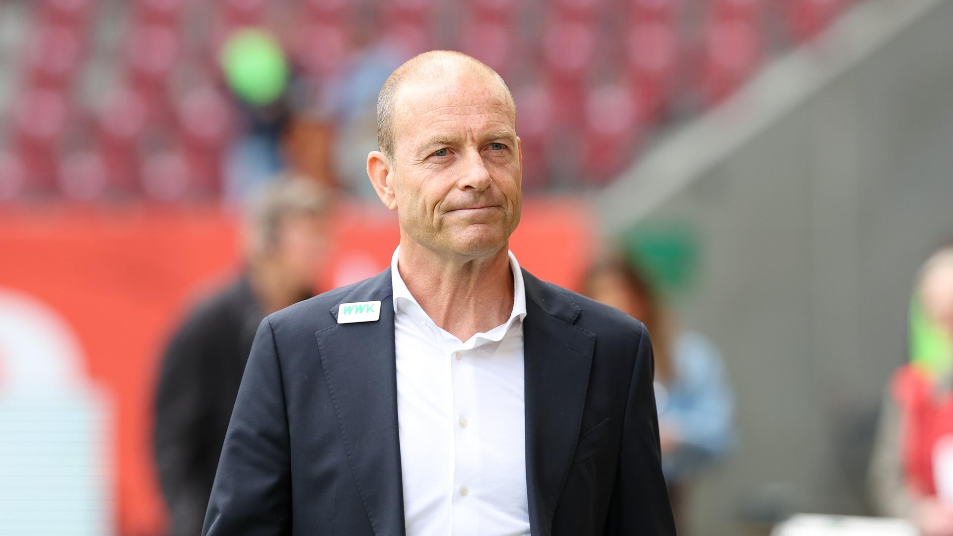 Der ehemalige Cheftrainer des FC Augsburg, Jess Thorup, steht bei einem Bundesliga-Spiel am Spielfeld. Der ehemalige Cheftrainer des FC Augsburg, Jess Thorup, steht bei einem Bundesliga-Spiel am Spielfeld.