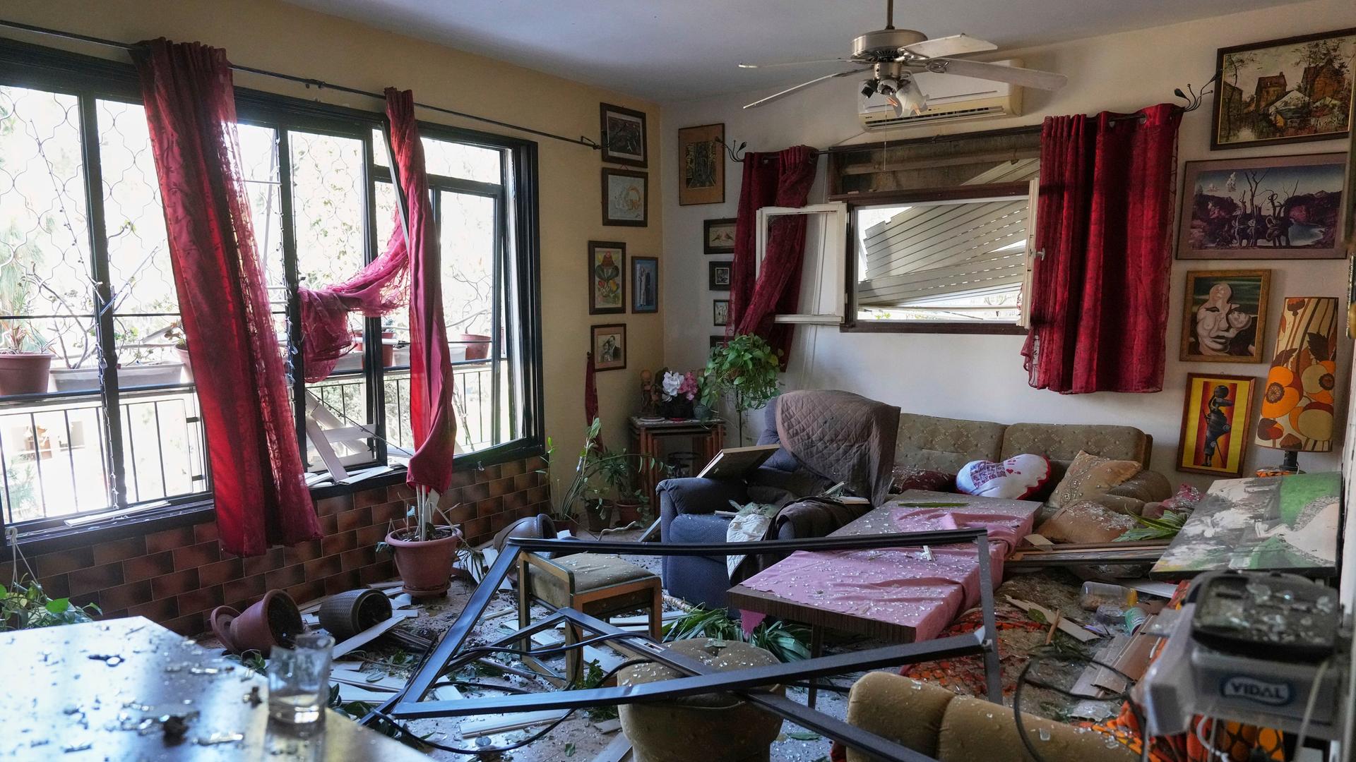 Eine beschädigte Wohnung in der Nähe des Einschlagsortes einer iranischen Rakete in der israelischen Hafenstadt Haifa Eine beschädigte Wohnung in der Nähe des Einschlagsortes einer iranischen Rakete in der israelischen Hafenstadt Haifa