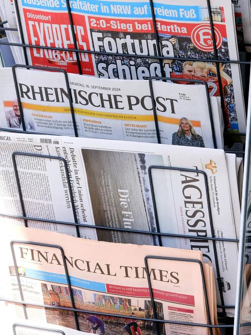 Kiosk Büdchen mit nationale und internationale Zeitungen