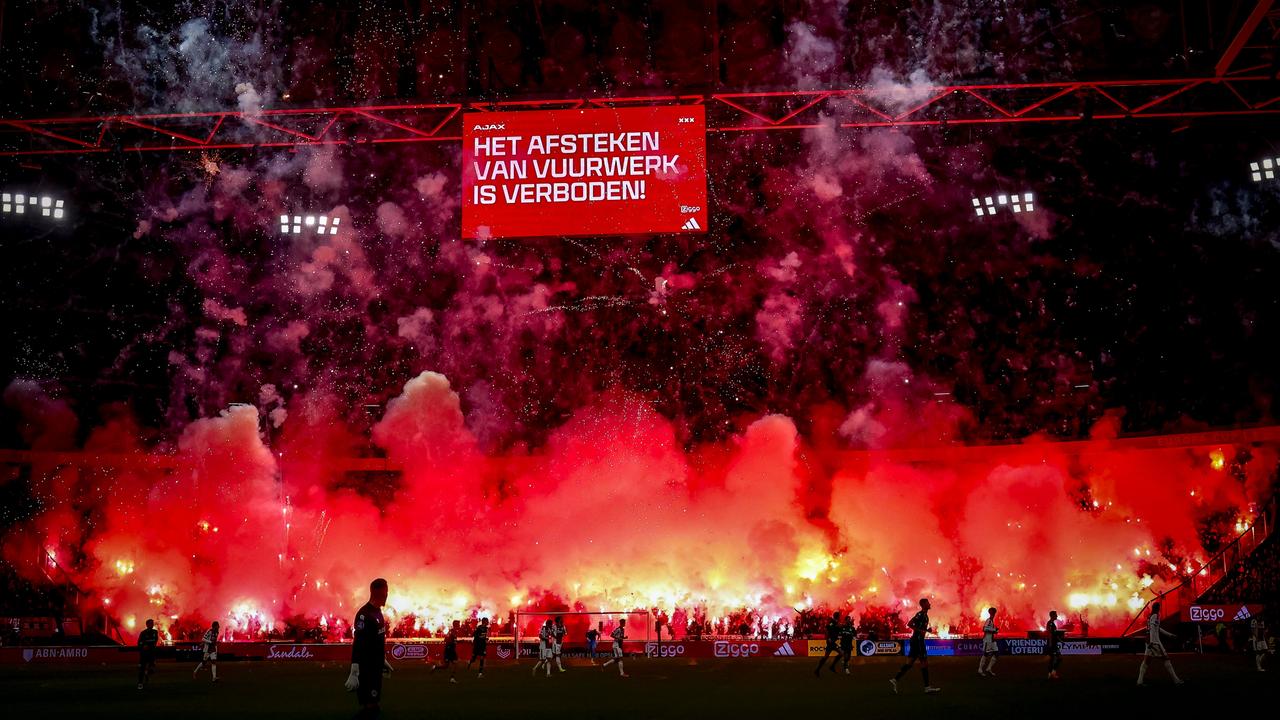 Während des Spiels zwischen AFC Ajax Amsterdam und FC Groningen in der Johan Cruijff ArenA kommt es im Stadion zu einem Feuerwerk.