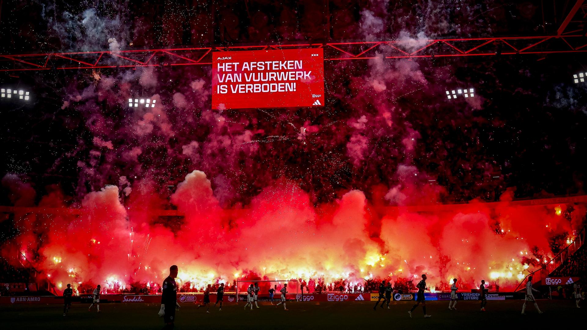 Während des Spiels zwischen AFC Ajax Amsterdam und FC Groningen in der Johan Cruijff ArenA kommt es im Stadion zu einem Feuerwerk.