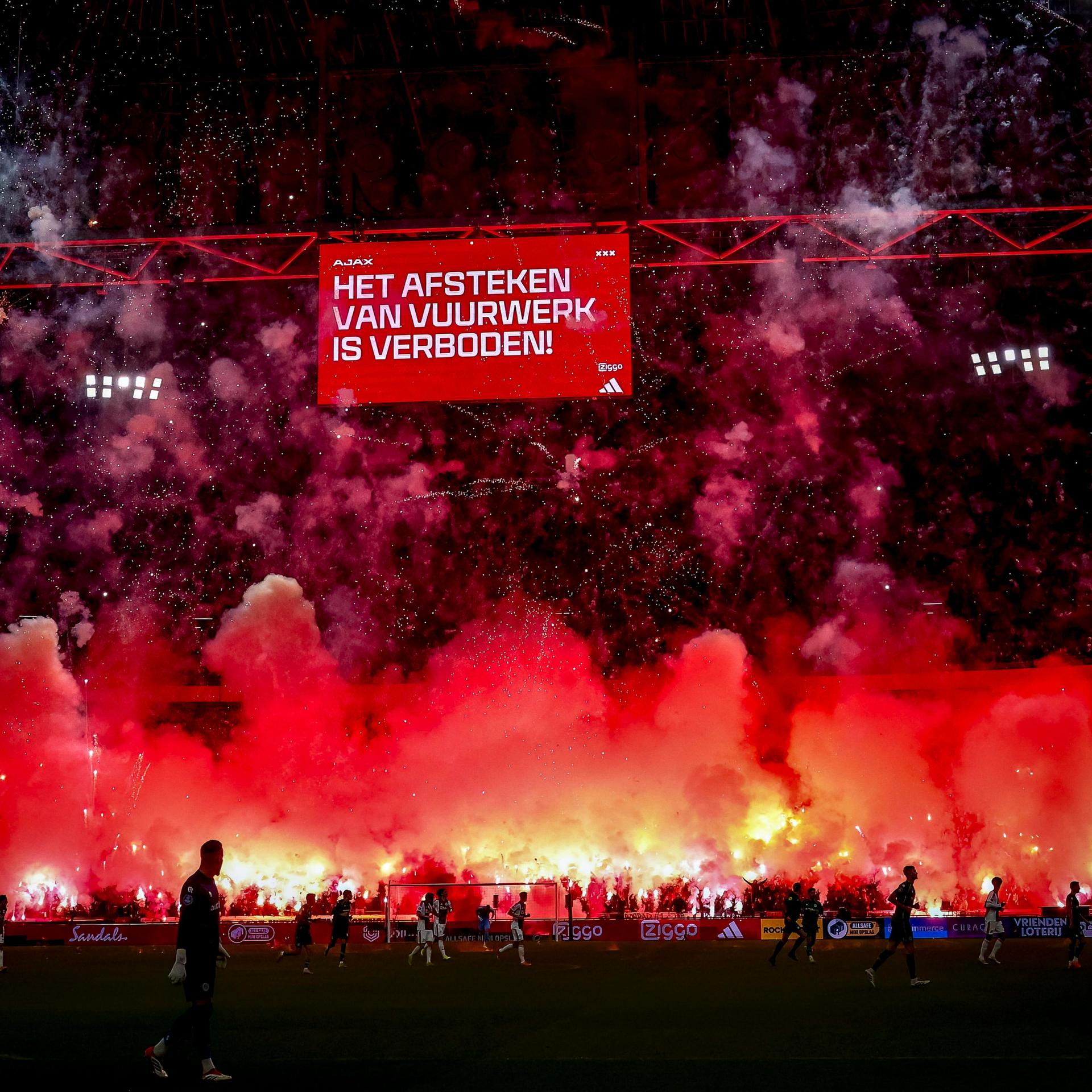 Während des Spiels zwischen AFC Ajax Amsterdam und FC Groningen in der Johan Cruijff ArenA kommt es im Stadion zu einem Feuerwerk.