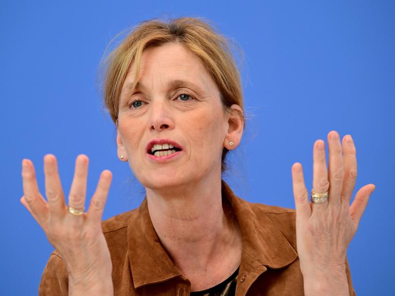Karin Prien sitzt vor einem blauen Hintergrund und spricht gestikulierend. Karin Prien sitzt vor einem blauen Hintergrund und spricht gestikulierend.